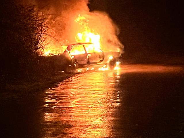 Samsun Alaçam'da husumetlisinin arabasını yaktı