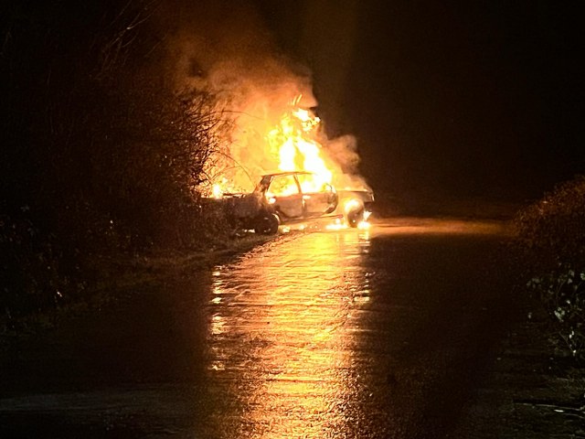 Samsun Alaçam'da husumetlisinin arabasını yaktı