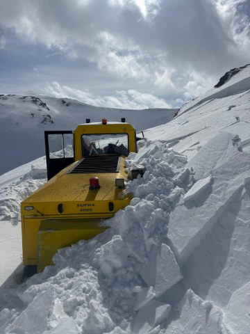 İş makinesinin üzerine çığ düştü! Operatör son anda kurtuldu