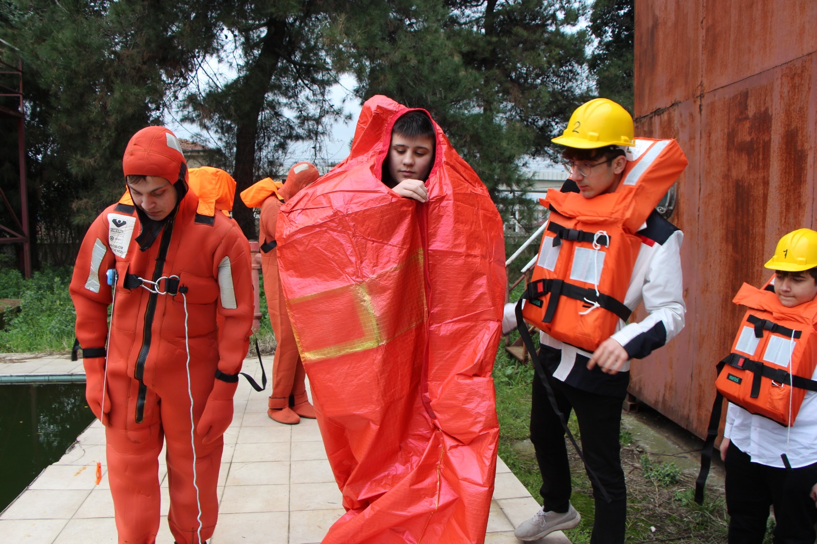 Samsun'da denizde canlı kalma eğitimi alıyorlar
