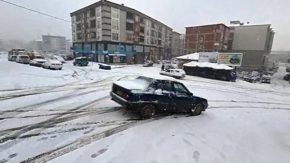 Samsun’da kar yağışı ulaşımı aksattı