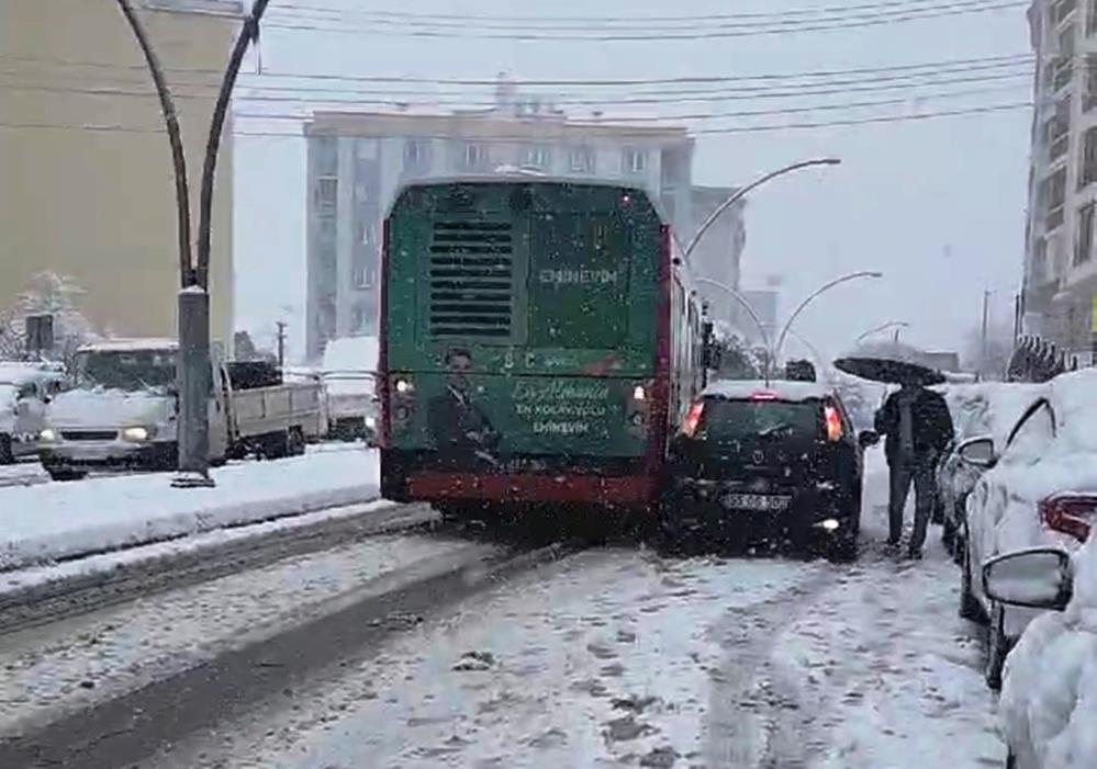 Samsun’da kar yağışı ulaşımı aksattı