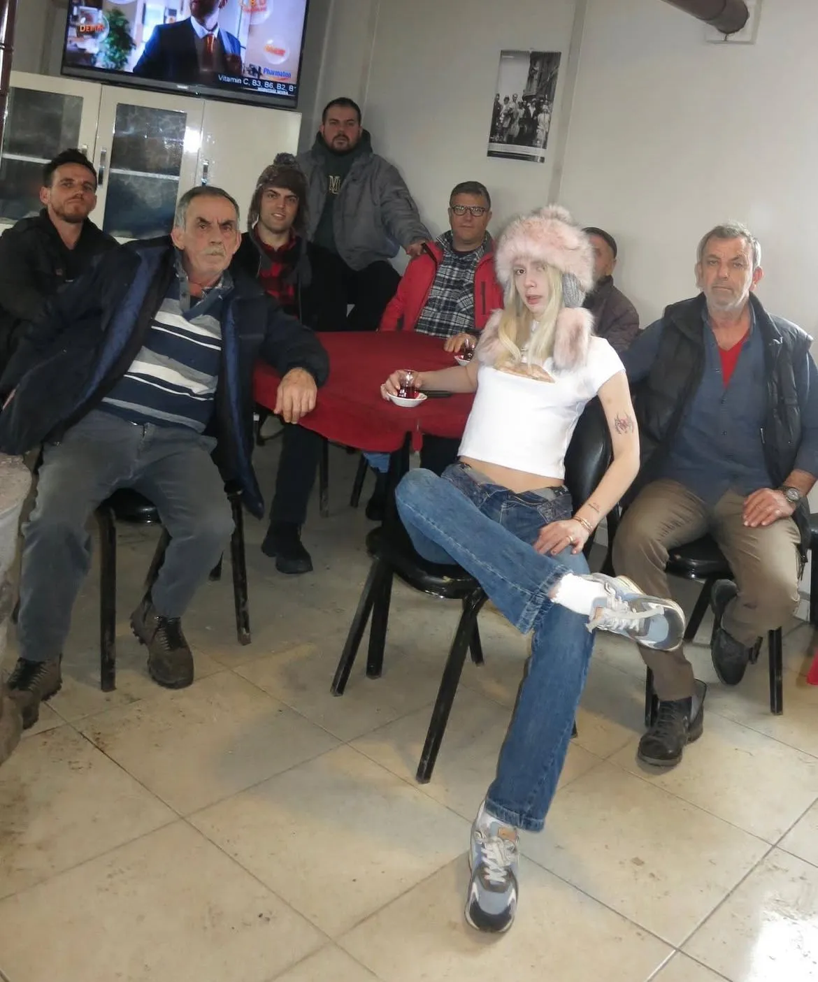 Aleyna Tilki’den şaşırtan kıraathane pozu!