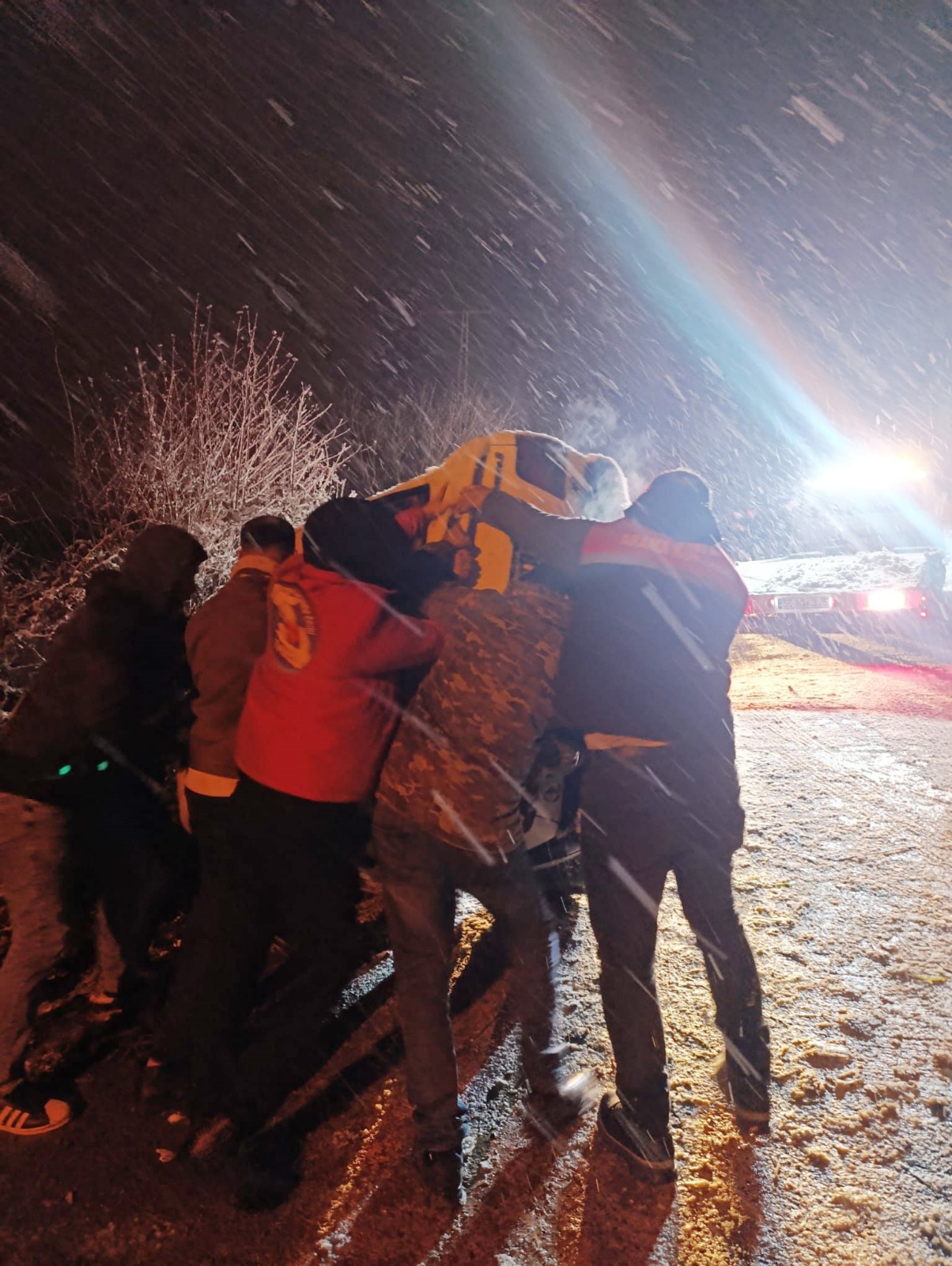 Samsun’da TAKE ekipleri araçta mahsur kalanları kurtardı