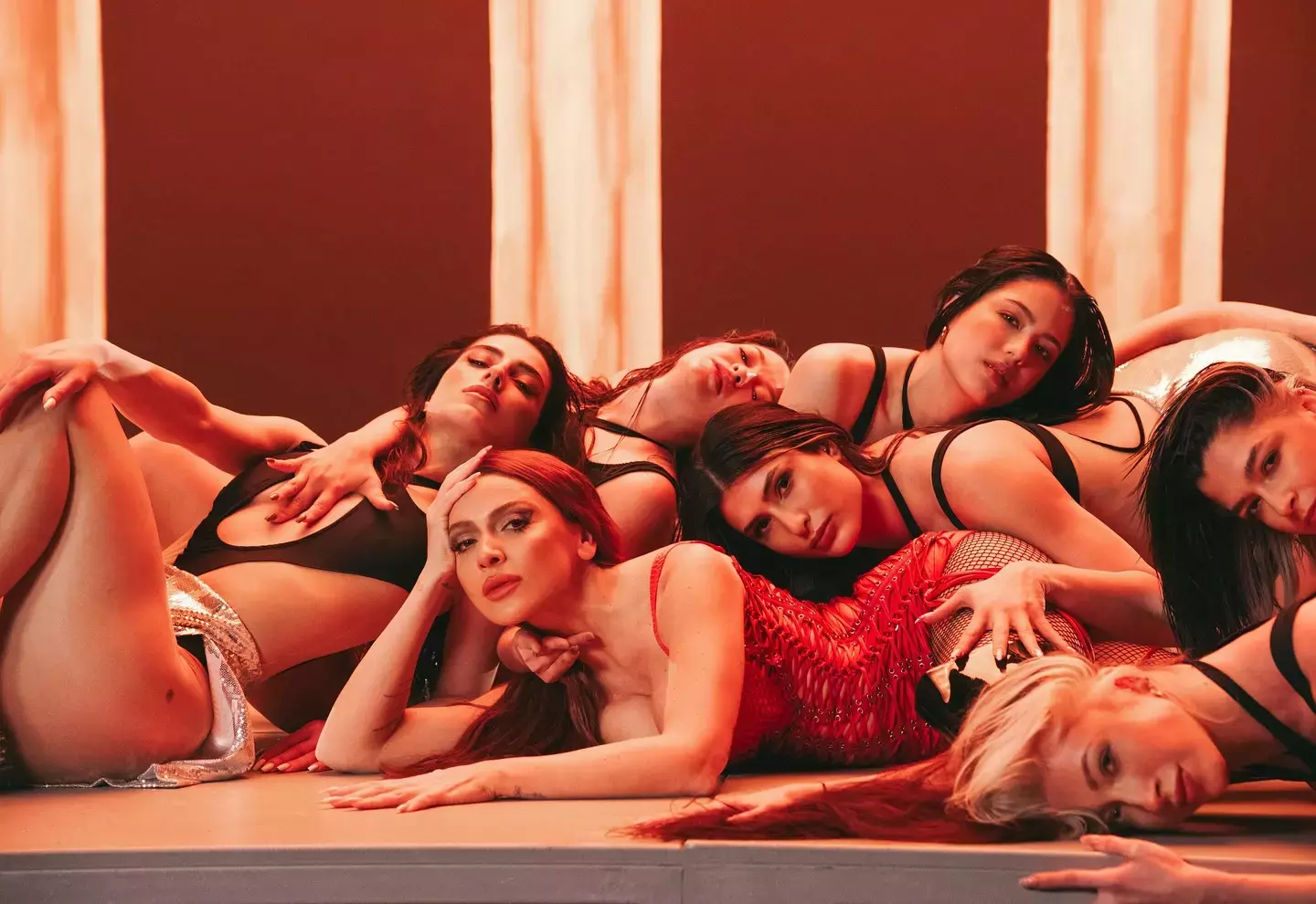 Hadise’den ortalığı yakan yeni şarkısı ‘Fırtınam’! Büyüleyici cesur kostüm ve dansları