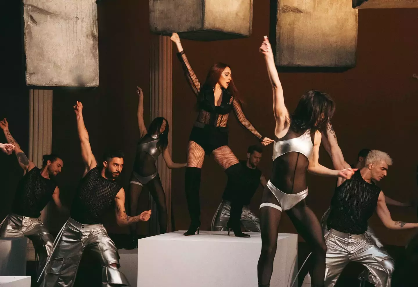 Hadise’den ortalığı yakan yeni şarkısı ‘Fırtınam’! Büyüleyici cesur kostüm ve dansları