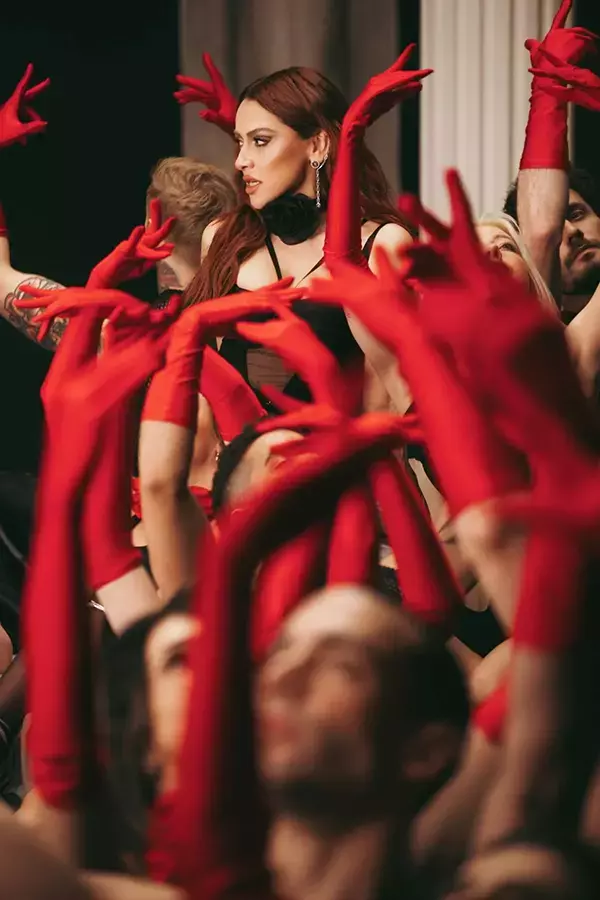 Hadise’den ortalığı yakan yeni şarkısı ‘Fırtınam’! Büyüleyici cesur kostüm ve dansları