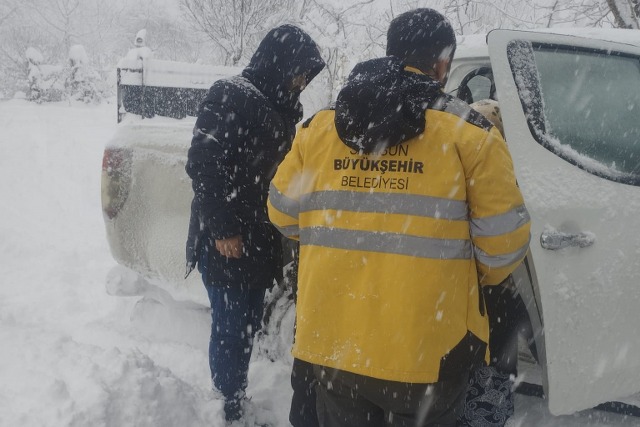 Diyaliz hastası yaşlı kadın kar engelini Samsun Büyükşehir Belediyesi ekipleriyle aştı