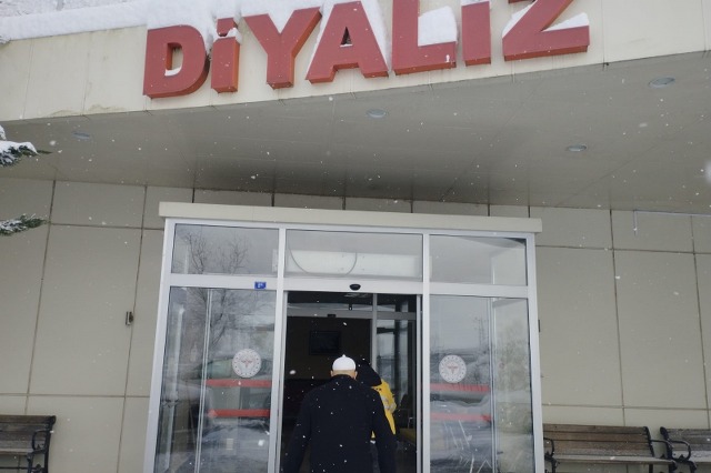 Diyaliz hastası yaşlı kadın kar engelini Samsun Büyükşehir Belediyesi ekipleriyle aştı