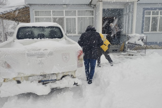 Diyaliz hastası yaşlı kadın kar engelini Samsun Büyükşehir Belediyesi ekipleriyle aştı