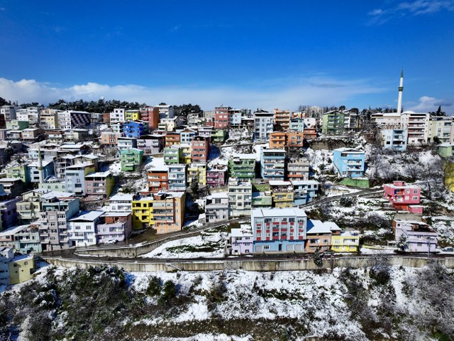 Samsun'un "renkli evleri" karla kaplandı