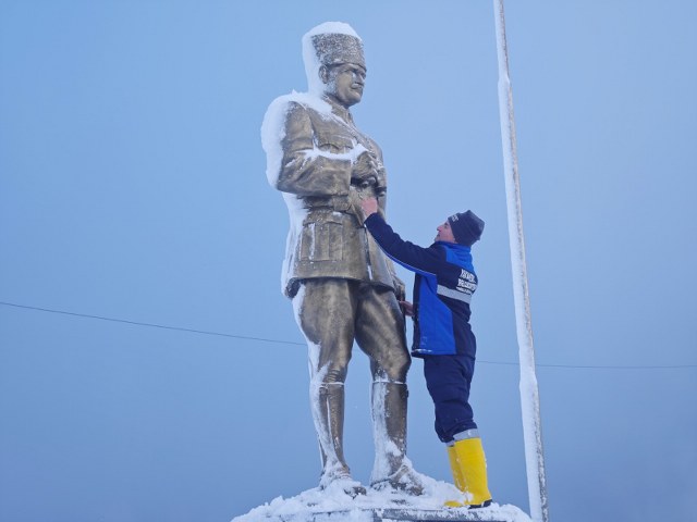 Samsun'un Yakakent İlçesi'nde iç ısıtan görüntü! Karla kaplı Atatürk heykelini eliyle temizledi