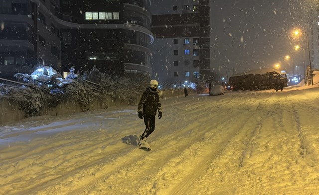 Samsun'da gençlerin kar sevinci! Karla kaplı sokakta snowboard yaparak eğlendiler