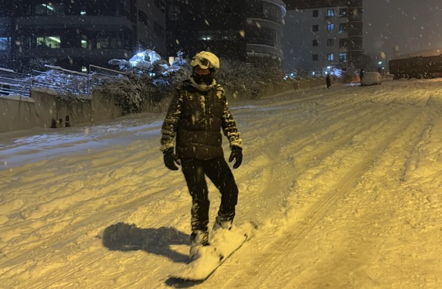 Samsun'da gençlerin kar sevinci! Karla kaplı sokakta snowboard yaparak eğlendiler