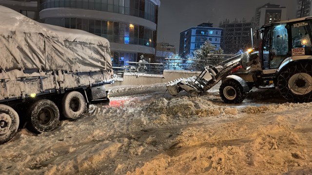 Samsun'da kar trafiği felç etti! Araçlar yolda mahsur kaldı