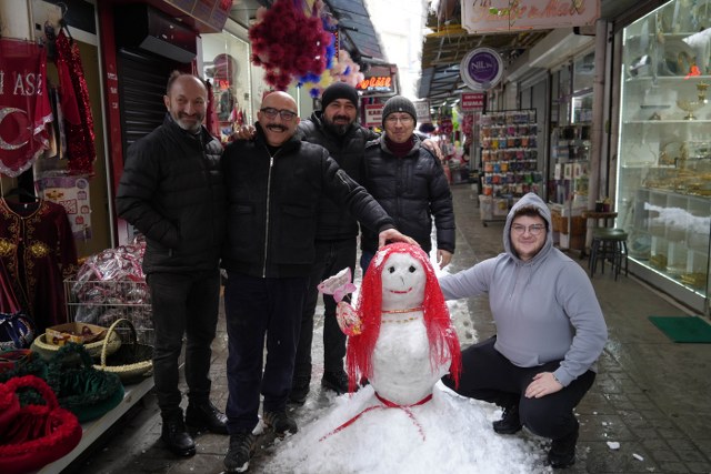 Samsun'da kınacıdan 'kardan gelin! Berberden kar altında tıraş