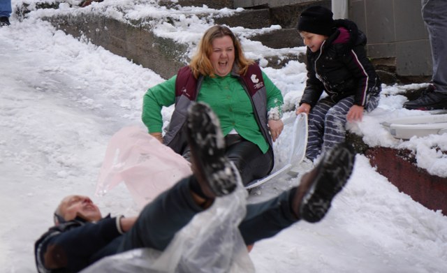 Samsun'da kınacıdan 'kardan gelin! Berberden kar altında tıraş