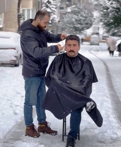 Samsun'da kınacıdan 'kardan gelin! Berberden kar altında tıraş