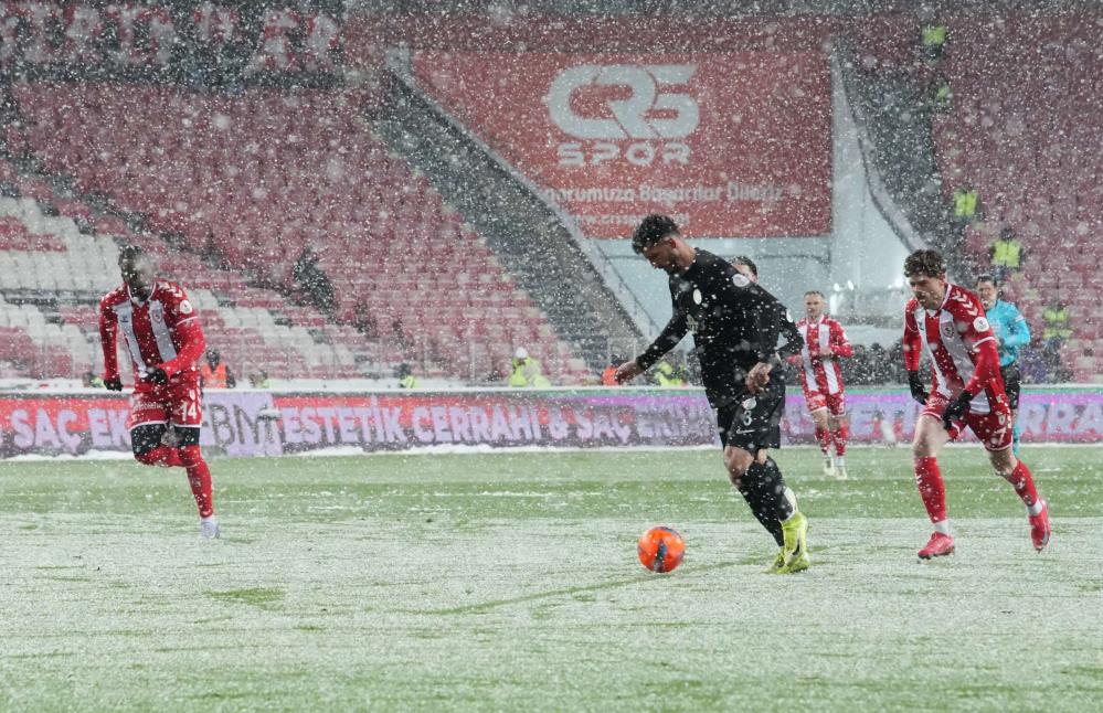 Samsunspor- Çaykur Rizespor karşısında ilk yarıyı galip kapattı