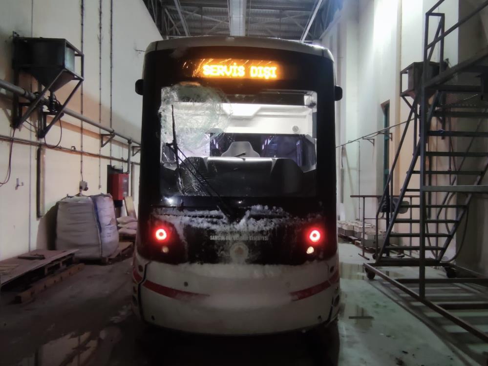 Samsun'da taş sıkıştırılarak atılan kartopu, tramvayın camını kırdı
