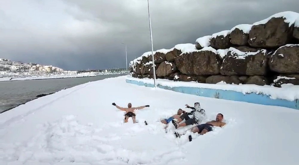 Samsun'da dondurucu havaya aldırış etmeden denizin keyfini çıkardılar
