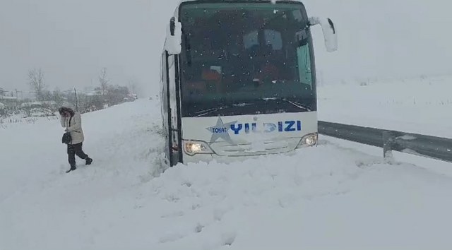 Samsun- Sinop yolunda kar çilesi! Otobüs ve otomobil kanala düştü
