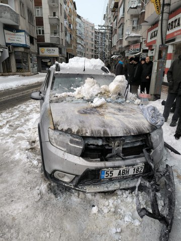 Samsun Bafra'da park halindeki araç yandı