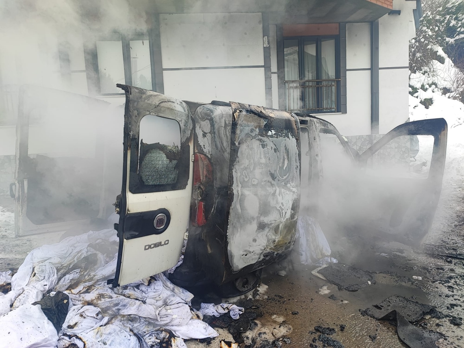 Samsun'da park halindeki araç alev alev yandı