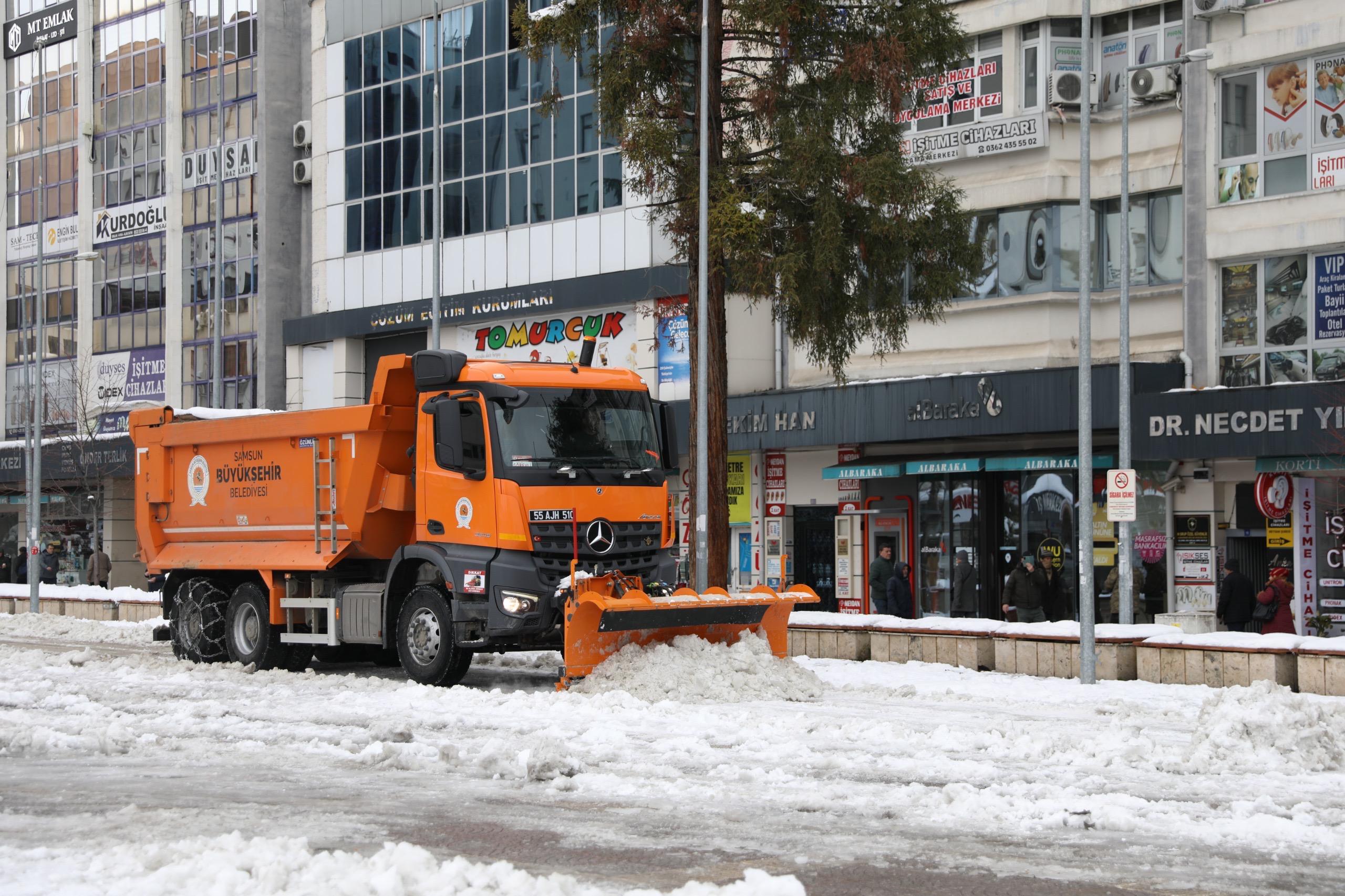 Samsun Büyükşehir buzlu yollarda yoğun tuzlama yaptı