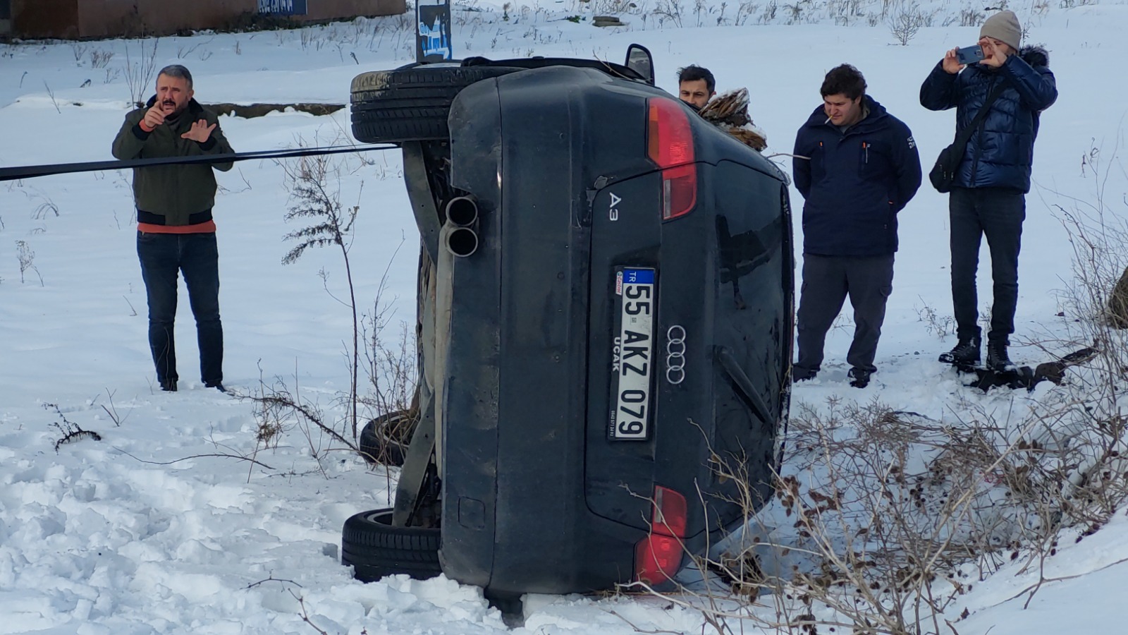 Samsun'da buzlu yolda kaza! Otomobil ters döndü