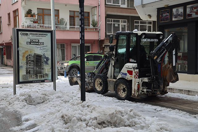 Canik'te bir yanda ikram bir yanda çalışma
