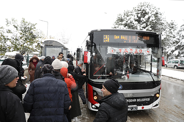 Samsun'da Büyükşehir'den kara rağmen kesintisiz ulaşım