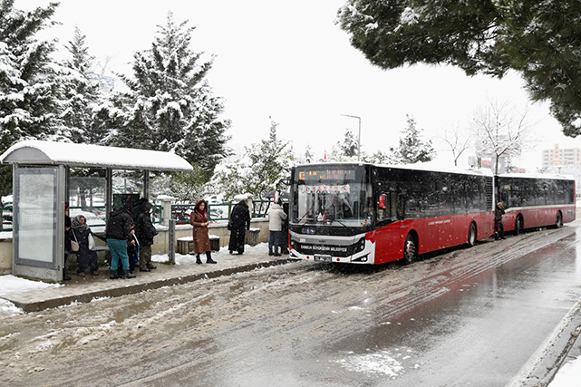 Samsun'da Büyükşehir'den kara rağmen kesintisiz ulaşım