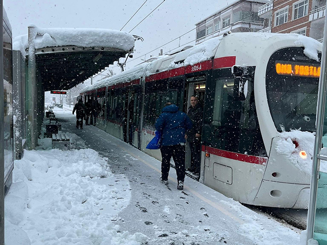 Samsun'da Büyükşehir'den kara rağmen kesintisiz ulaşım
