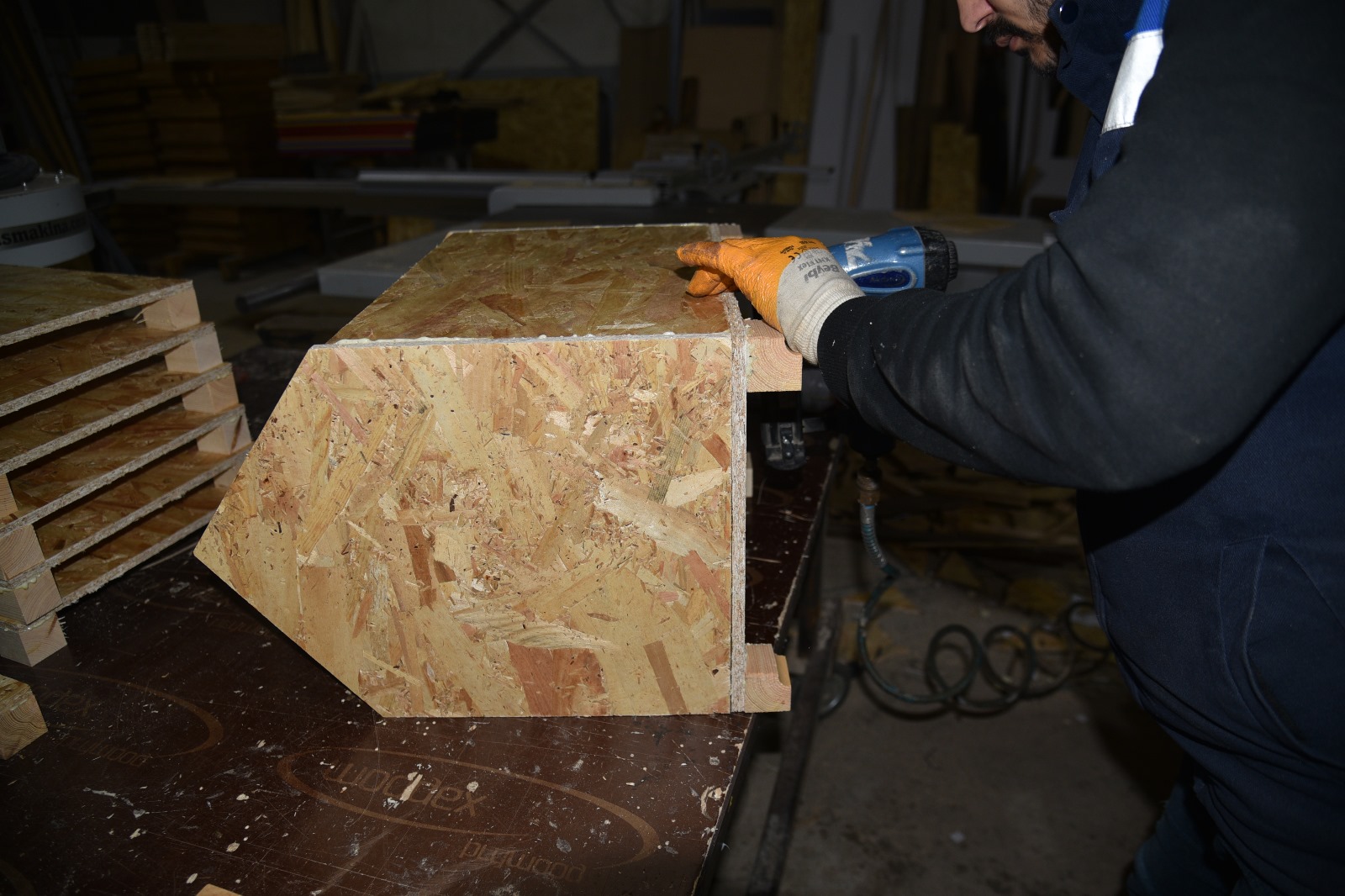 Atakum Belediyesi sokak hayvanlarına barınma evleri üretiyor