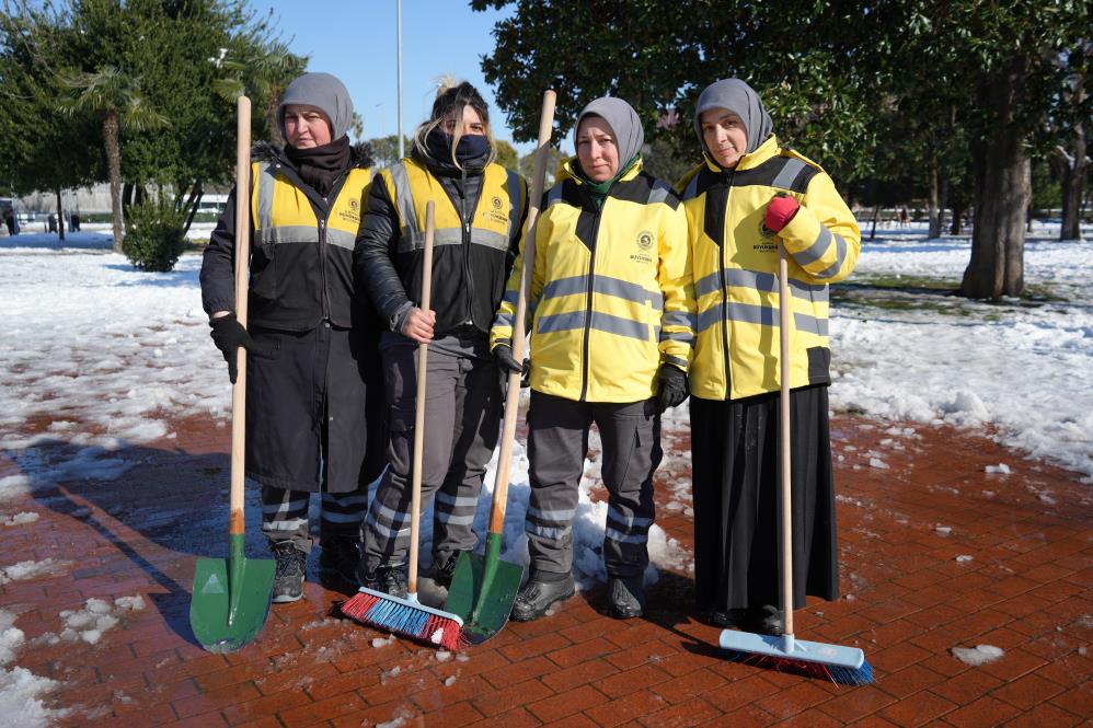 Samsun'da kadın işçiler buzla kaplı yolları açıyor