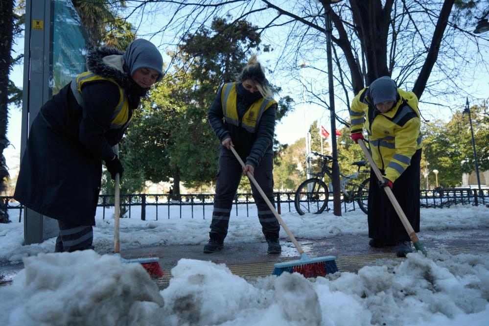Samsun'da kadın işçiler buzla kaplı yolları açıyor