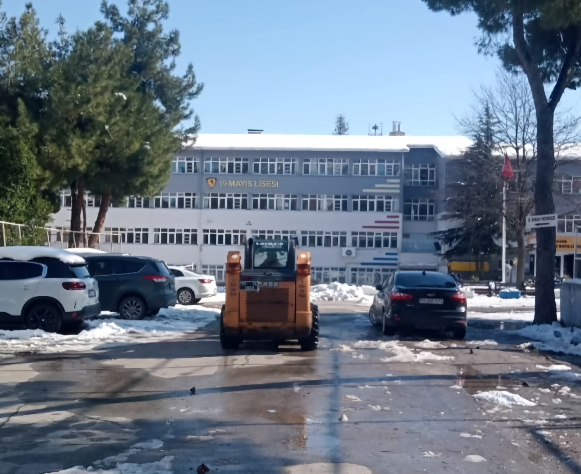 İlkadım Belediyesi okul bahçelerinde kar ve buz temizliği yaptı