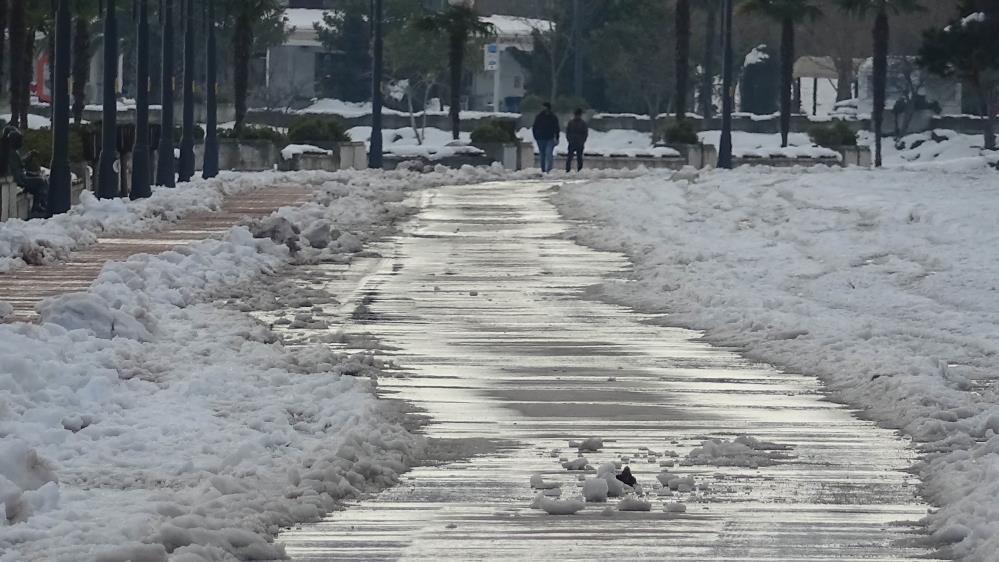 Samsun, kar yağışı sonrası buz devrine döndü