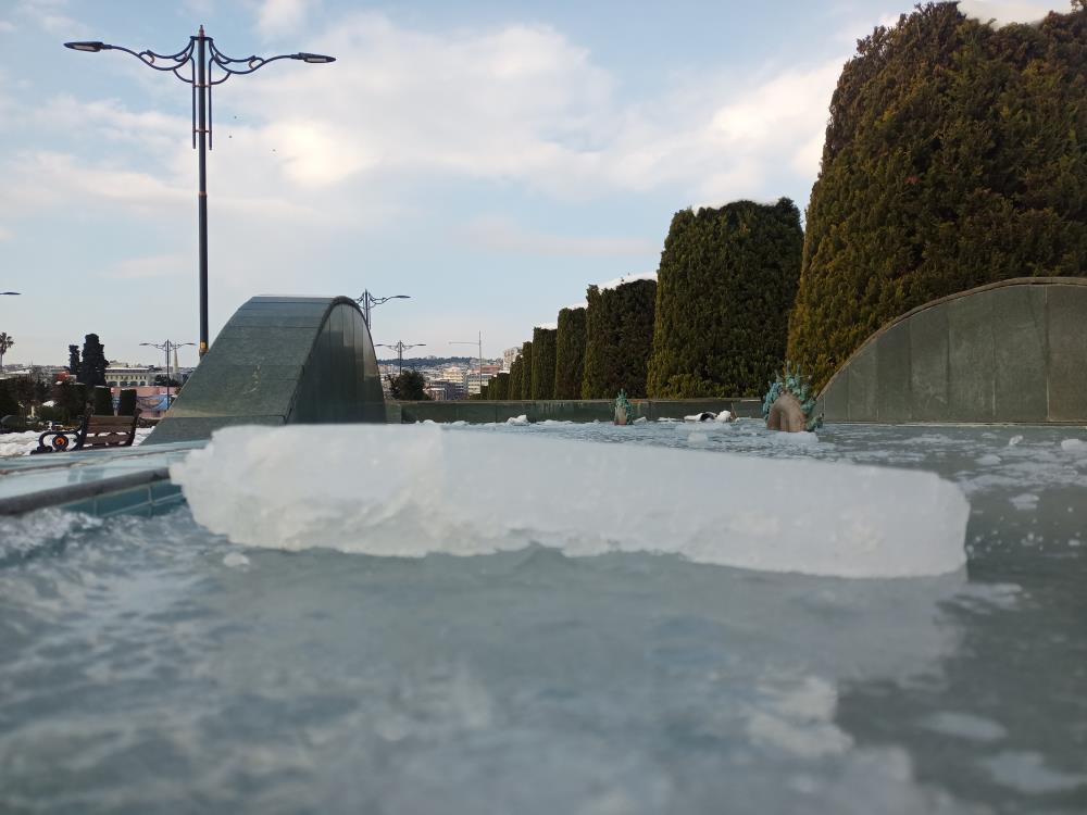 Samsun, kar yağışı sonrası buz devrine döndü