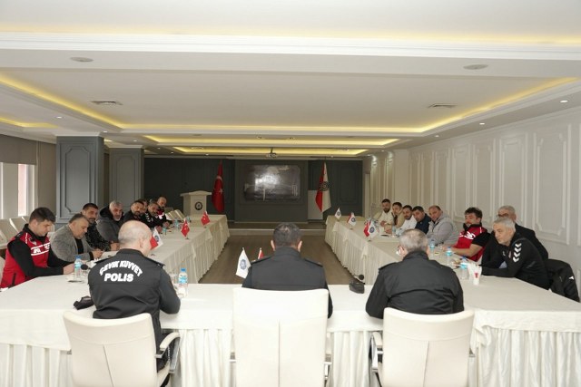 Samsun İl Emniyet Müdürü Arıbaş, Samsunspor Taraftar Grupları ile bir araya geldi