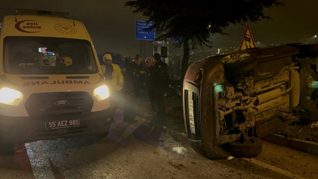 Samsun'da kamyonla çarpışan otomobildeki 3 kişi yaralandı