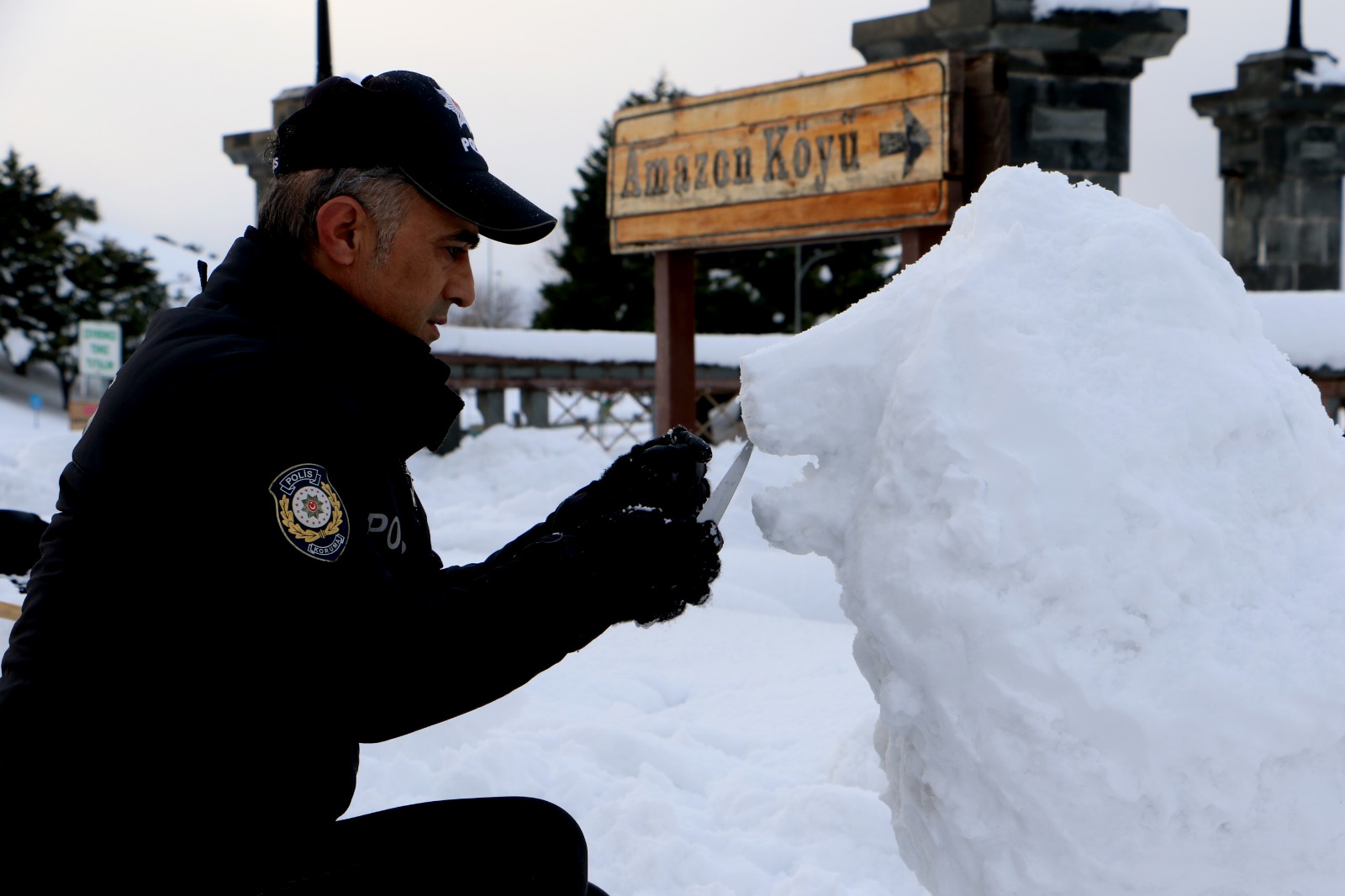 Samsun’da polis memuru ‘kar’ı sanata dönüştürüyor
