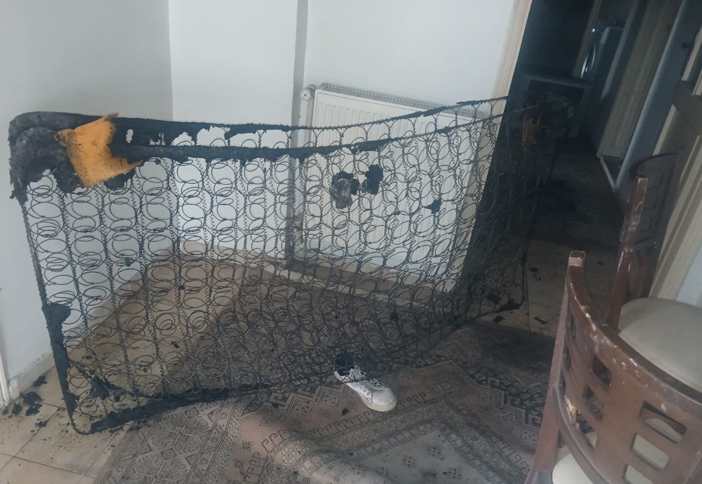 Samsun'da bir kadın evini ateşe verdi