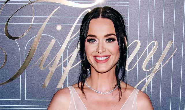 ABD'li şarkıcı Katy Perry uzay yolcusu