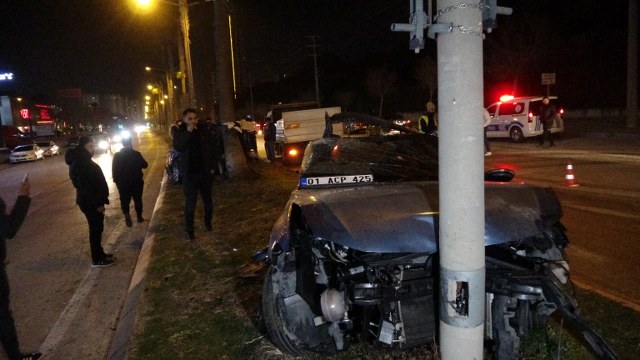 Ağaca çarpan otomobil ikiye bölündü! Sürücü yaralı kurtuldu