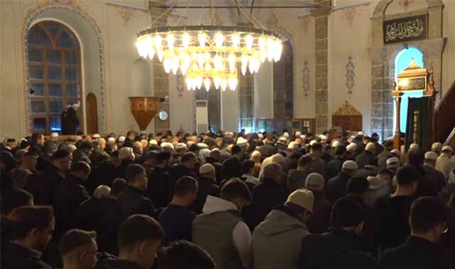 Samsun Büyük Camii'nde ilk teravih namazına yoğun katılım