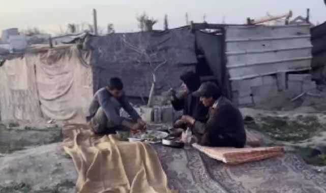 Gazze'de enkaz yığınları arasında iftar
