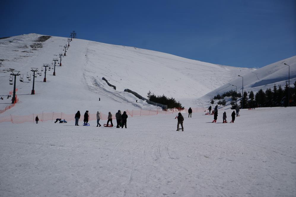 Akdağ Kayak Merkezi'nde vatandaşların kar keyfi sürüyor