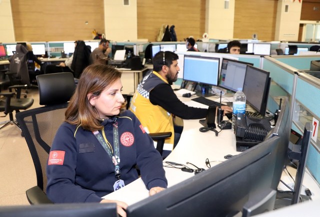 30 günlük bebeğin boğazına süt kaçtı! Paramediğin telefonla verdiği talimat hayatını kurtardı